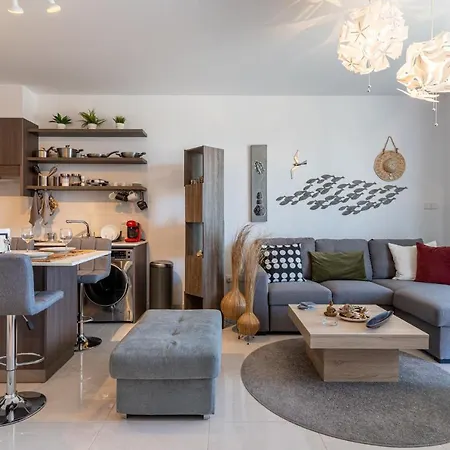 Lemon Tree 1-Br Apt With Terrace & Pool In Livadia Апартаменты *